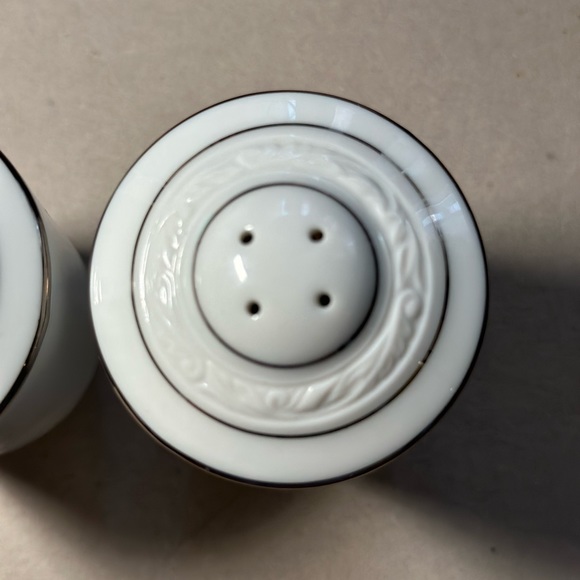 EUC Notitake White Scapes Stoneleigh porcelain salt and pepper shakers - Picture 2 of 9